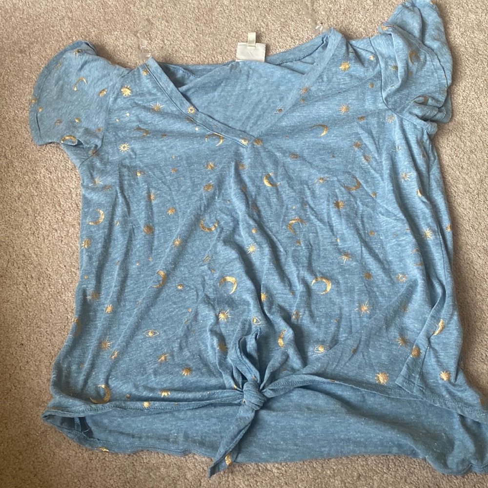 Size large! I got it from Ross! It’s too tight for my chest.